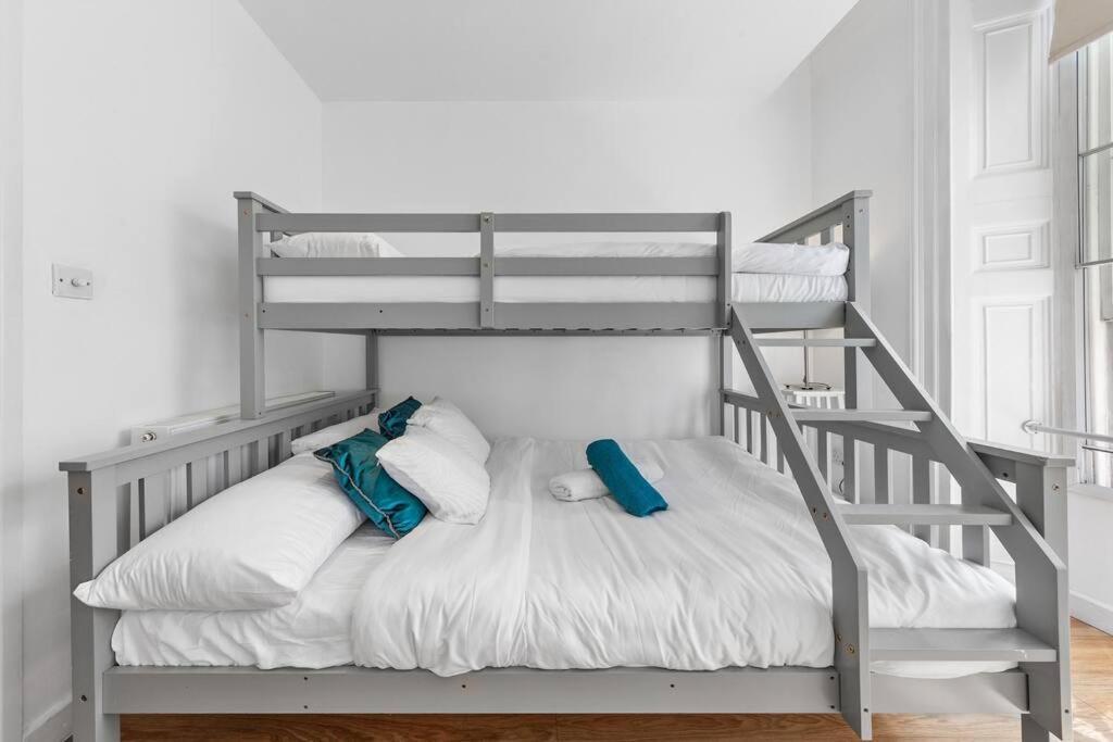 3 Bedroom Flat In Haymarket London Sleeps 14 Hy1 Dış mekan fotoğraf